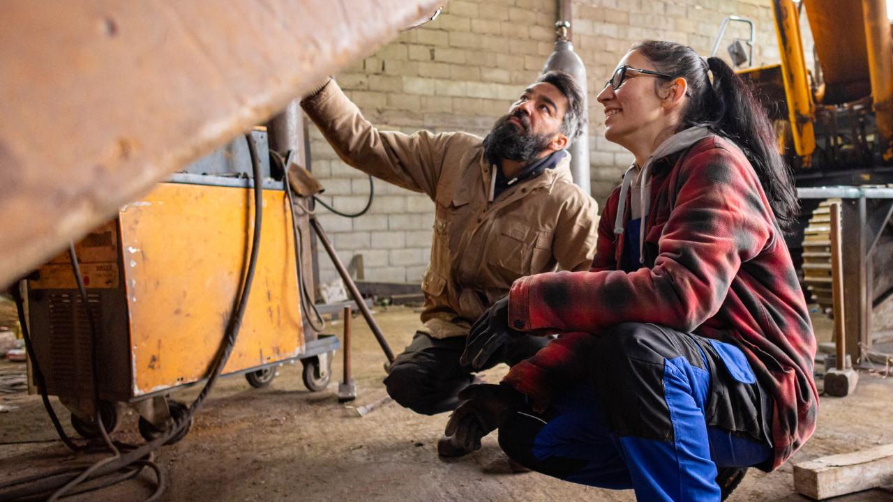 biz-equipment-colleagues-2025-1280x720